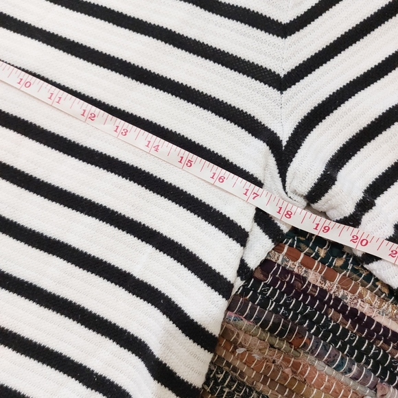 Liz Claiborne Weekend Petite Black & White Striped Lightweight Pull Over Sweater - Picture 11 of 13
